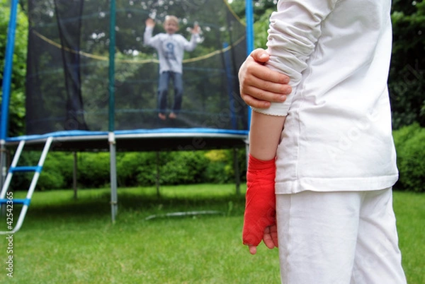 Obraz Trampolin Unfall Mädchen hat Finger gebrochen