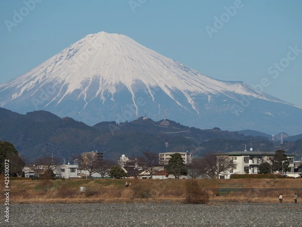 Obraz 川原から見る積雪の多い富士山