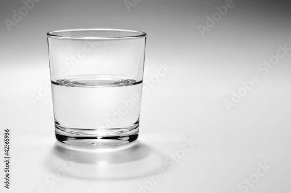 Obraz do połowy pełna, do połowy pusta szklanka