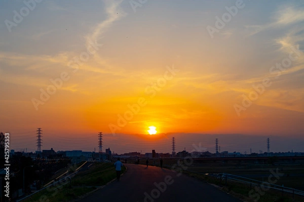 Fototapeta 流れた雲がある夕焼け空