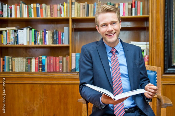 Obraz mann mit aufgeschlagenen Buch