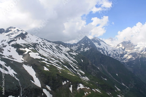 Fototapeta La carretera alpina del Grossglockner en Austria.