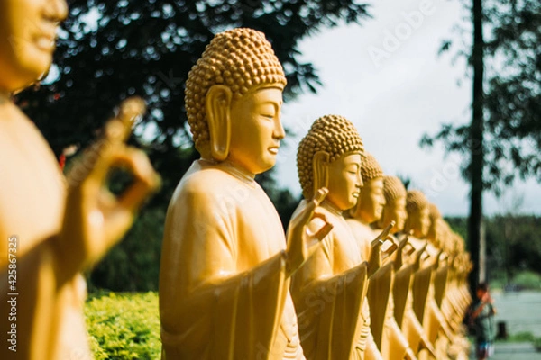 Obraz buddha statue yellow chinese temple