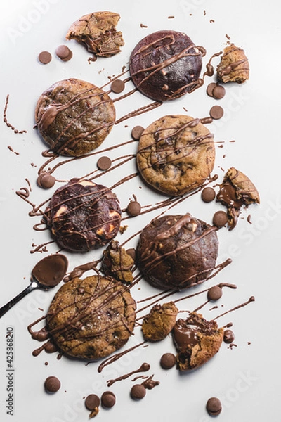 Obraz cookies top view white background chips