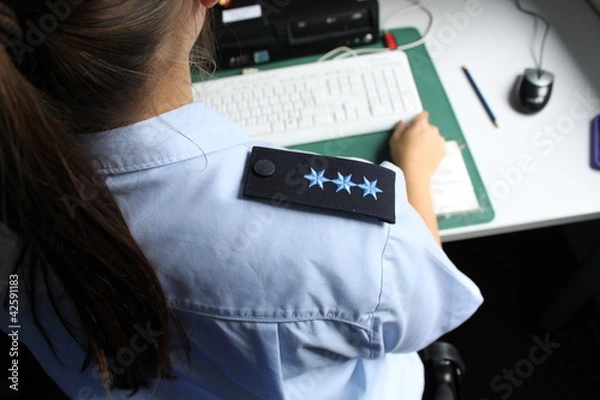 Obraz Policja w biurze przy komputerze