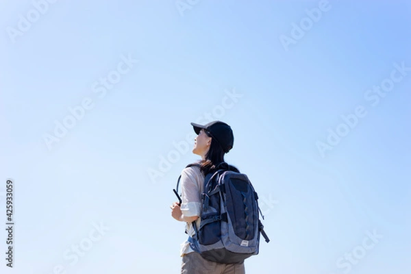 Obraz バックパックを背負った日本人女性と青空