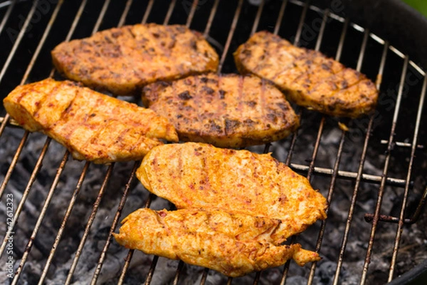 Obraz Grill mit Putensteak,Schweinesteak