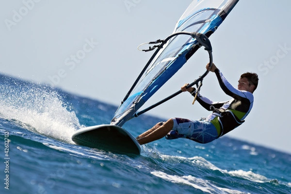 Fototapeta Widok z boku młodego windsurfera