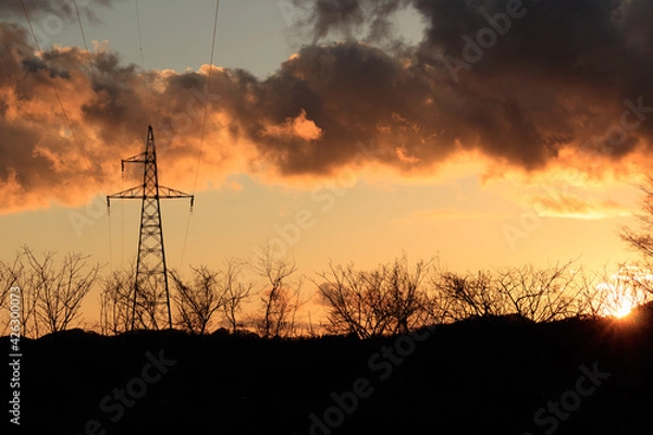 Fototapeta 山に沈む夕日　太陽の光　夕焼け　森