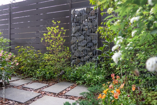 Obraz ガビオン（蛇籠）のある小さな部屋　spring small garden with gabion