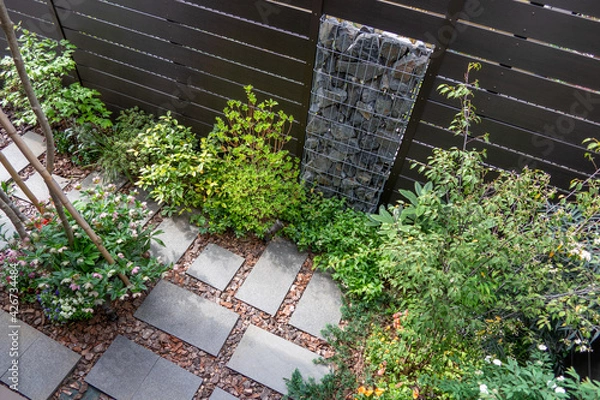 Obraz ガビオン（蛇籠）のある小さな部屋　spring small garden with gabion