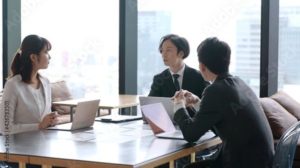 Fototapeta オフィスでミーティングをするアジア人のビジネスグループ