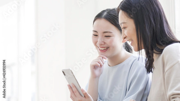 Obraz 一緒にスマホを見る二人の女性