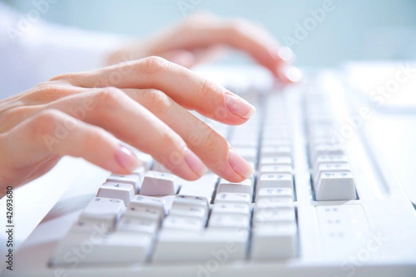 Obraz Ręce na klawiaturze komputerowej