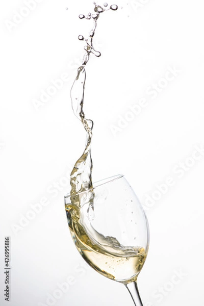 Fototapeta Weißwein im Weinglas mit weinspritzer aus dem glas