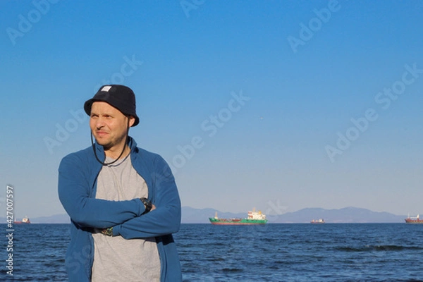 Obraz A man in a hat against the backdrop of a seascape.