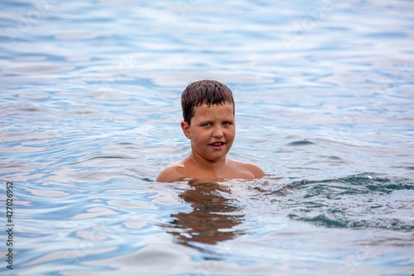 Obraz The boy swims in the water