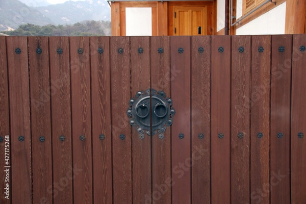 Obraz The gate of a hanok with a handle. in Seoul, South Korea. Feb. 9, 2021