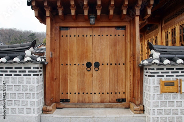 Obraz The gate of a hanok with a handle. in Seoul, South Korea. Feb. 9, 2021