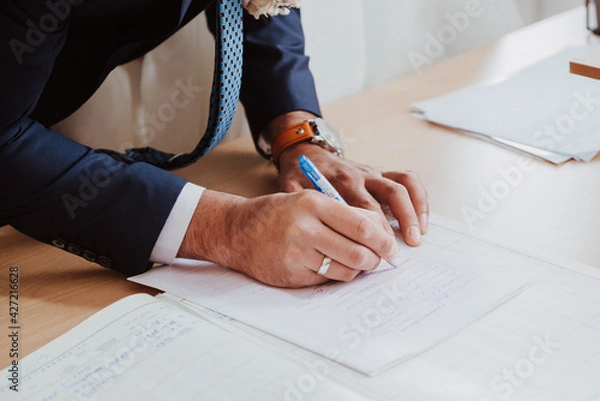 Obraz person signing a contract