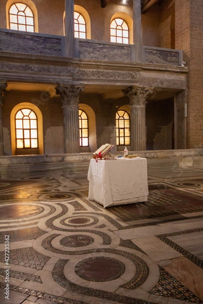 Fototapeta The mid-nineteenth century church of The Basilica of San Lorenzo fuori le Mura with a beautiful Cosmatesque mosaic that extends over the entire surface of the Basilica.