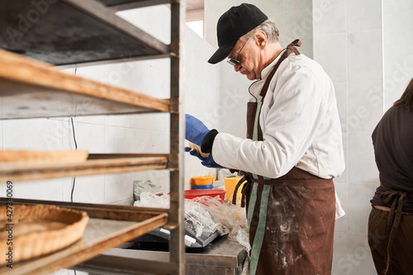 Fototapeta Fresh pies on shelf in bakery preparing to the sailing