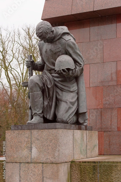 Obraz The entrance to the alley memory guard kneeling soldiers in Treptov Park