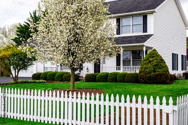 Obraz white colonial home with white picket fence
