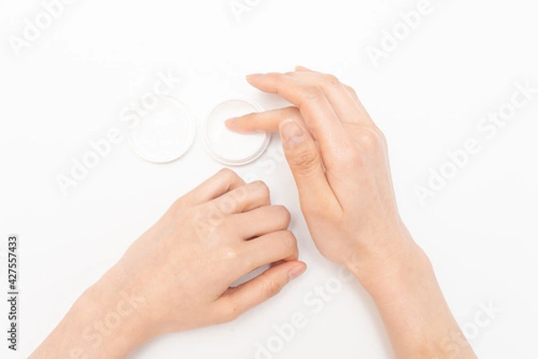 Obraz クリームを塗る手