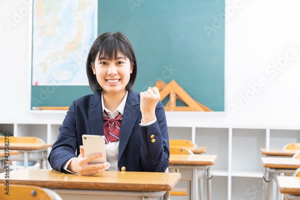 Fototapeta 女子学生　スマホ　教室