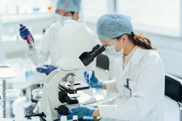 Obraz laboratory technician conducts testing in the laboratory .