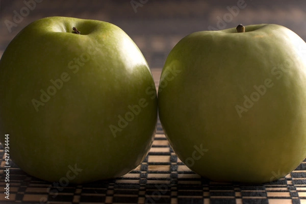 Obraz Ripe green apple on kitchen table