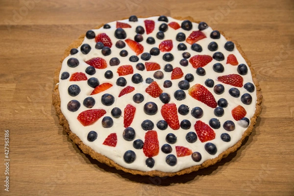 Fototapeta Tarta na kruchym cieście z bitą śmietaną i owocami - truskawkami i borówkami