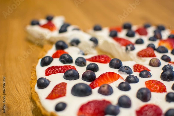 Fototapeta Tarta na kruchym cieście z bitą śmietaną i owocami - truskawkami i borówkami