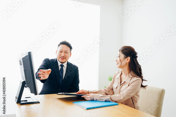 Fototapeta オフィスで仕事をする2人のビジネスパーソン