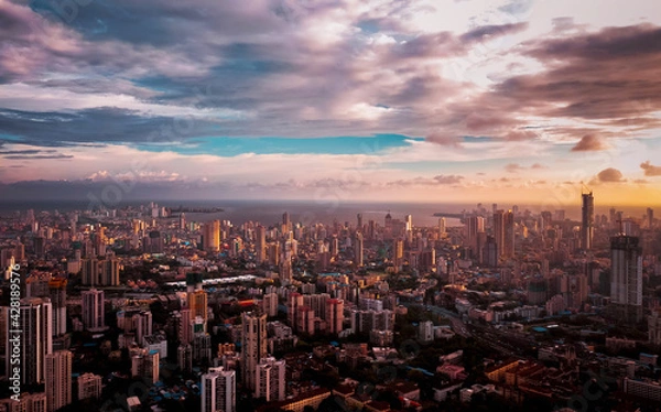 Fototapeta A sunset view of the South Mumbai cityscape shot from Byculla. The view spans from Fort and Nariman Point in the west to Walkeshwar and Mumbai Central in the east.