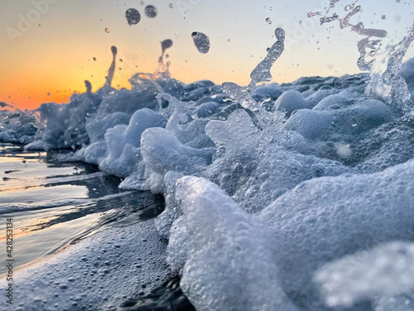 Fototapeta dancing waves at sunrise