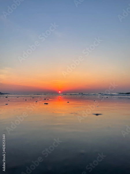 Fototapeta Reflecting the sun