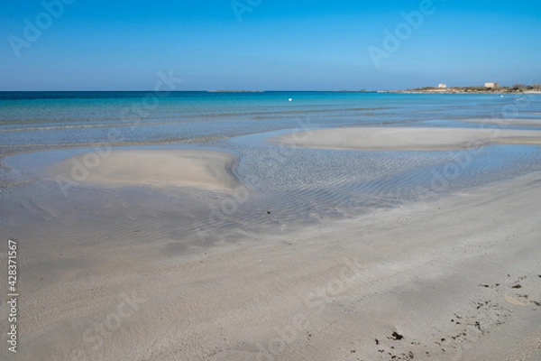 Fototapeta Sabbia bianca con mare trasparente e cielo azzurro.