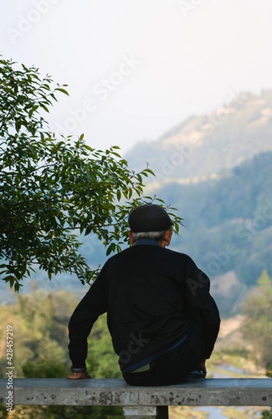 Obraz The old man looking at the mountain