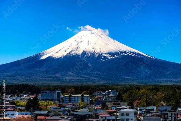 Obraz 晴れた日の青空に映える富士山と裾野に広がる山梨県富士吉田市
