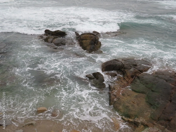 Fototapeta waves crashing on rocks