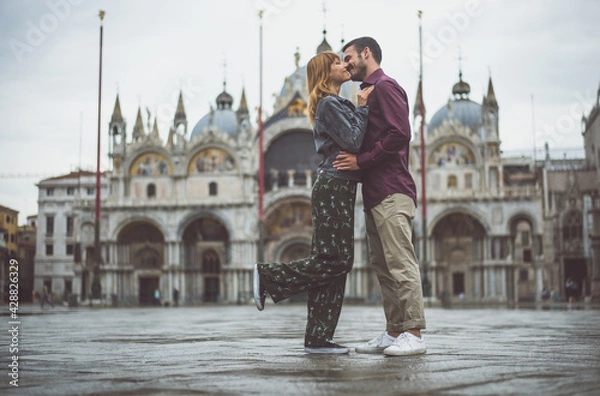 Fototapeta Young couple in Venice