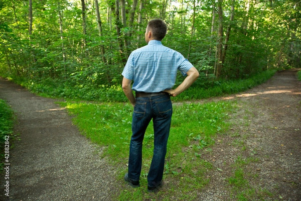 Obraz Rechts oder Links? - Entscheidung treffen - Mann am Scheideweg