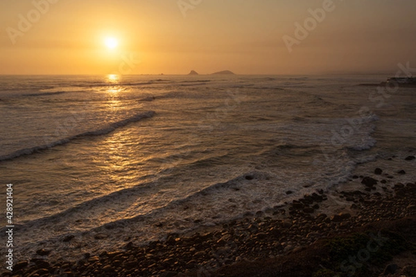 Fototapeta Atardecer de un sol dorado en las playas de lima