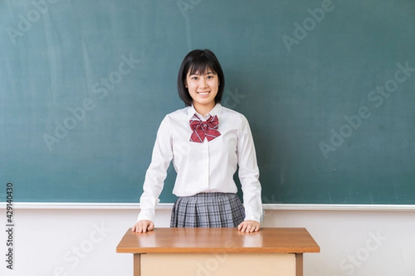 Fototapeta 笑顔の学生　教室　黒板