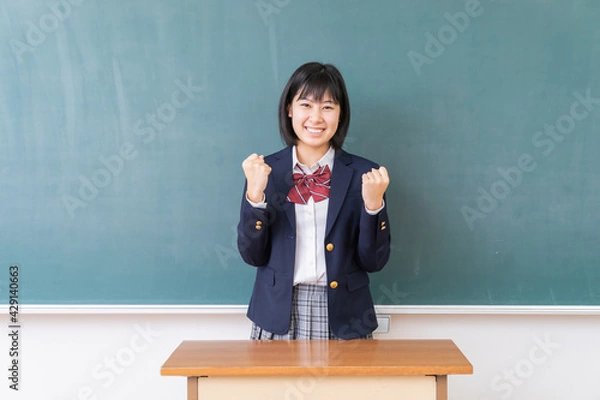 Fototapeta 笑顔の学生　教室　黒板