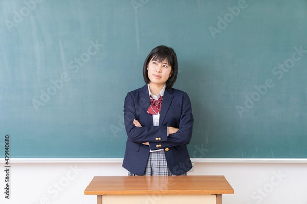 Fototapeta 笑顔の学生　考える　教室　黒板