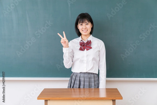 Fototapeta 笑顔の学生　教室　黒板