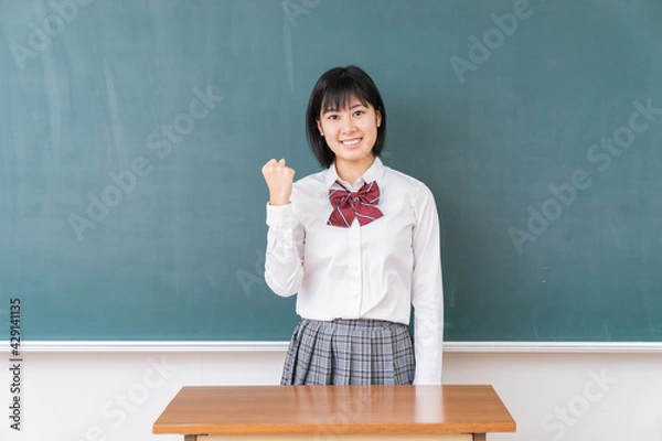 Fototapeta 笑顔の学生　教室　黒板